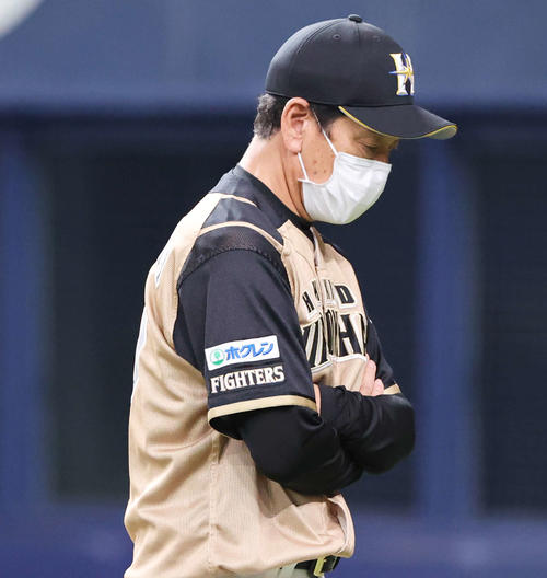 オリックス対日本ハム　6回裏オリックス1死一塁、先発池田の交代を告げる栗山監督（撮影・清水貴仁）