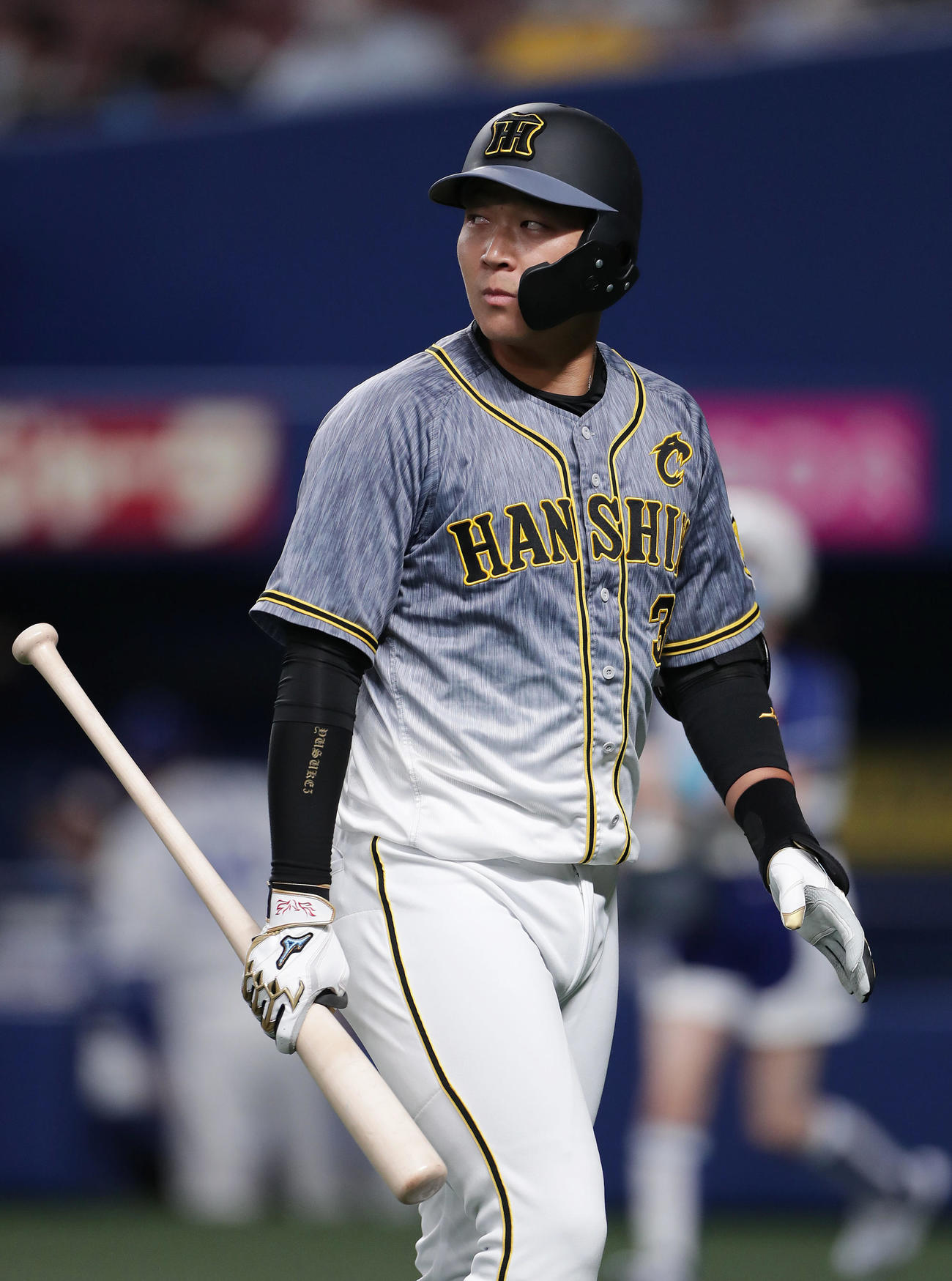 中日対阪神　1回表阪神2死二塁、見逃し三振に倒れベンチへ戻る大山（撮影・前田充）