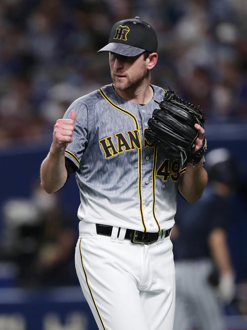 中日対阪神　3回裏中日2死一、二塁、高橋周を二ゴロに打ち取ったガンケルはサムアップポーズでベンチへ戻る（撮影・前田充）