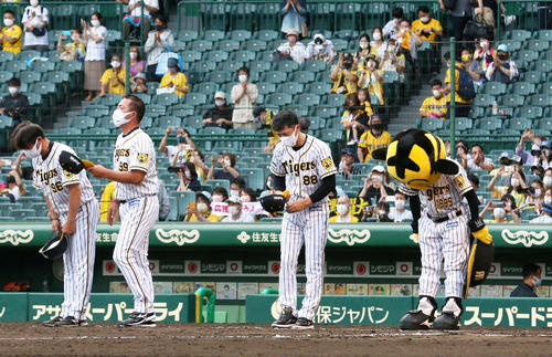 DeNAに3連敗して一礼する矢野監督（右）ら（撮影・上山淳一）