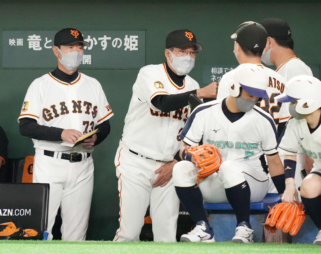 巨人対広島　広島に勝利し、タッチを交わす巨人原監督（中央）（撮影・鈴木みどり）