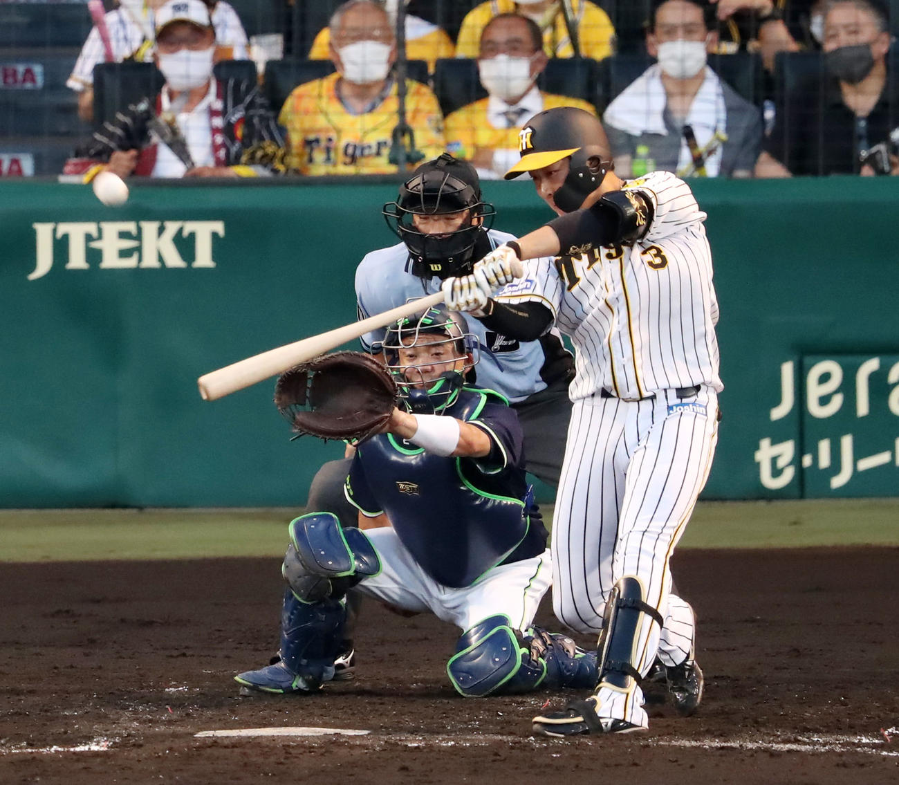 阪神対ヤクルト　2回裏阪神2死一、三塁、右飛を打ち上げる大山（撮影・加藤哉）