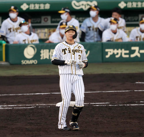 阪神対ヤクルト　2回裏阪神2死一、三塁、右飛を打ち上げる大山（撮影・加藤哉）