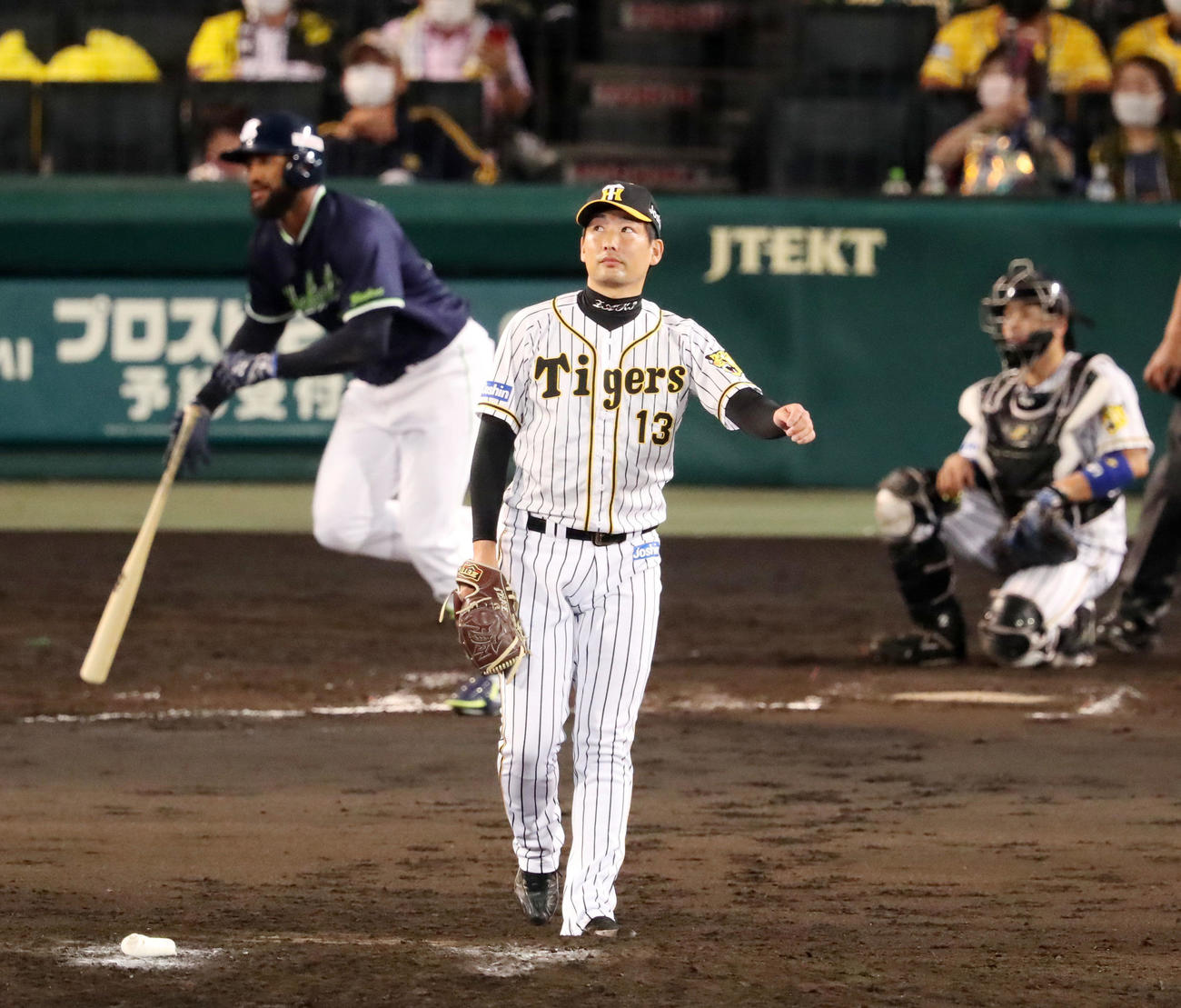 阪神対ヤクルト　8回表ヤクルト2死二塁、岩崎はサンタナに右超え適時二塁打を打たれ失点する（撮影・加藤哉）