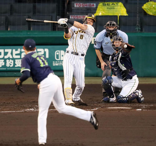 阪神対ヤクルト　2回裏阪神無死、奥川（左）の前に空振り三振の佐藤輝（撮影・加藤哉）