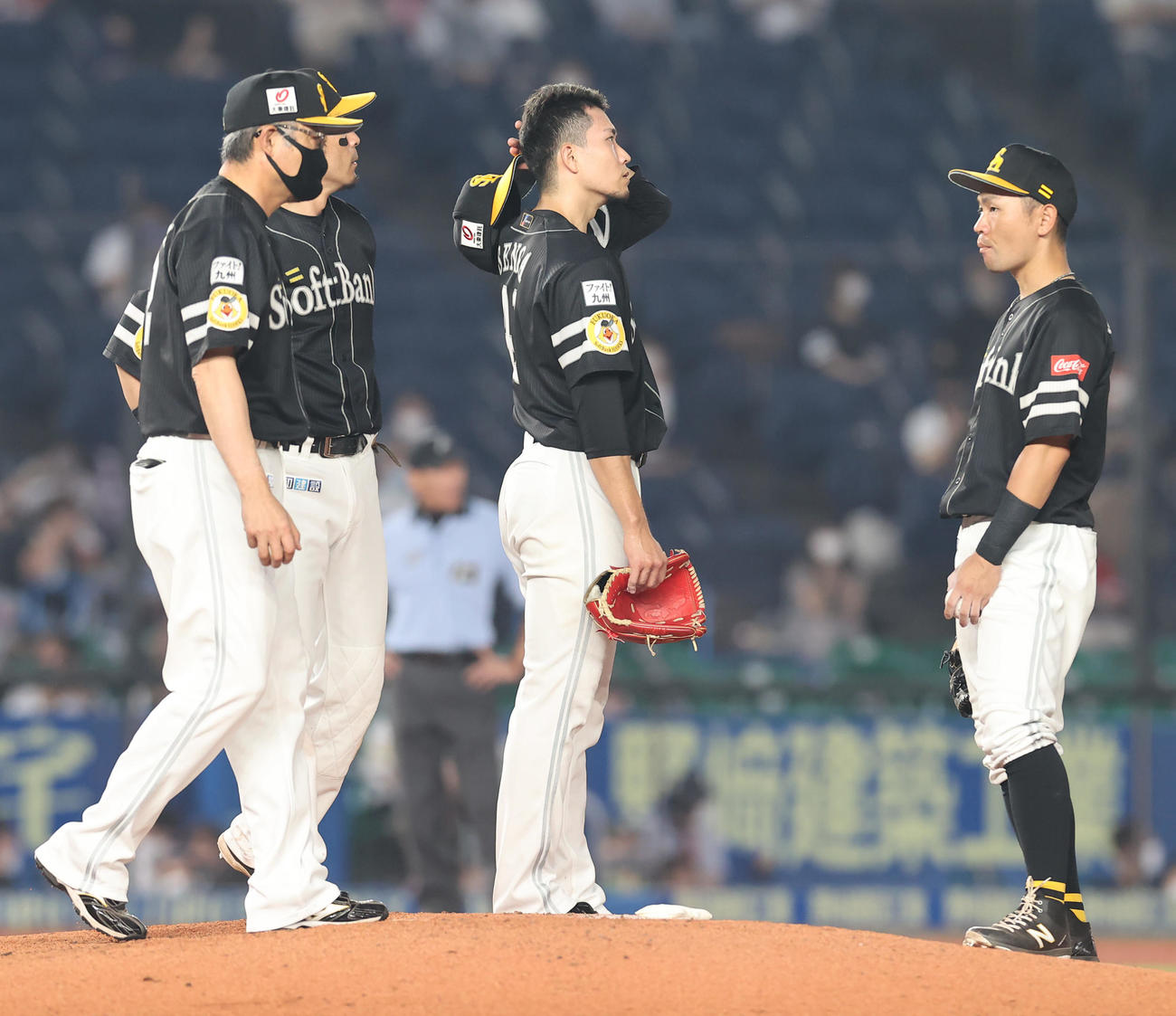 ロッテ対ソフトバンク　3回裏ロッテ2死二塁、交代を告げられマウンドで頭をかく千賀（中央）（撮影・垰建太）