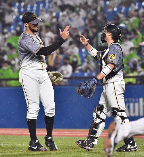 ヤクルト対阪神　ヤクルトに勝利し梅野（右）と喜び合うスアレス（撮影・上田博志）