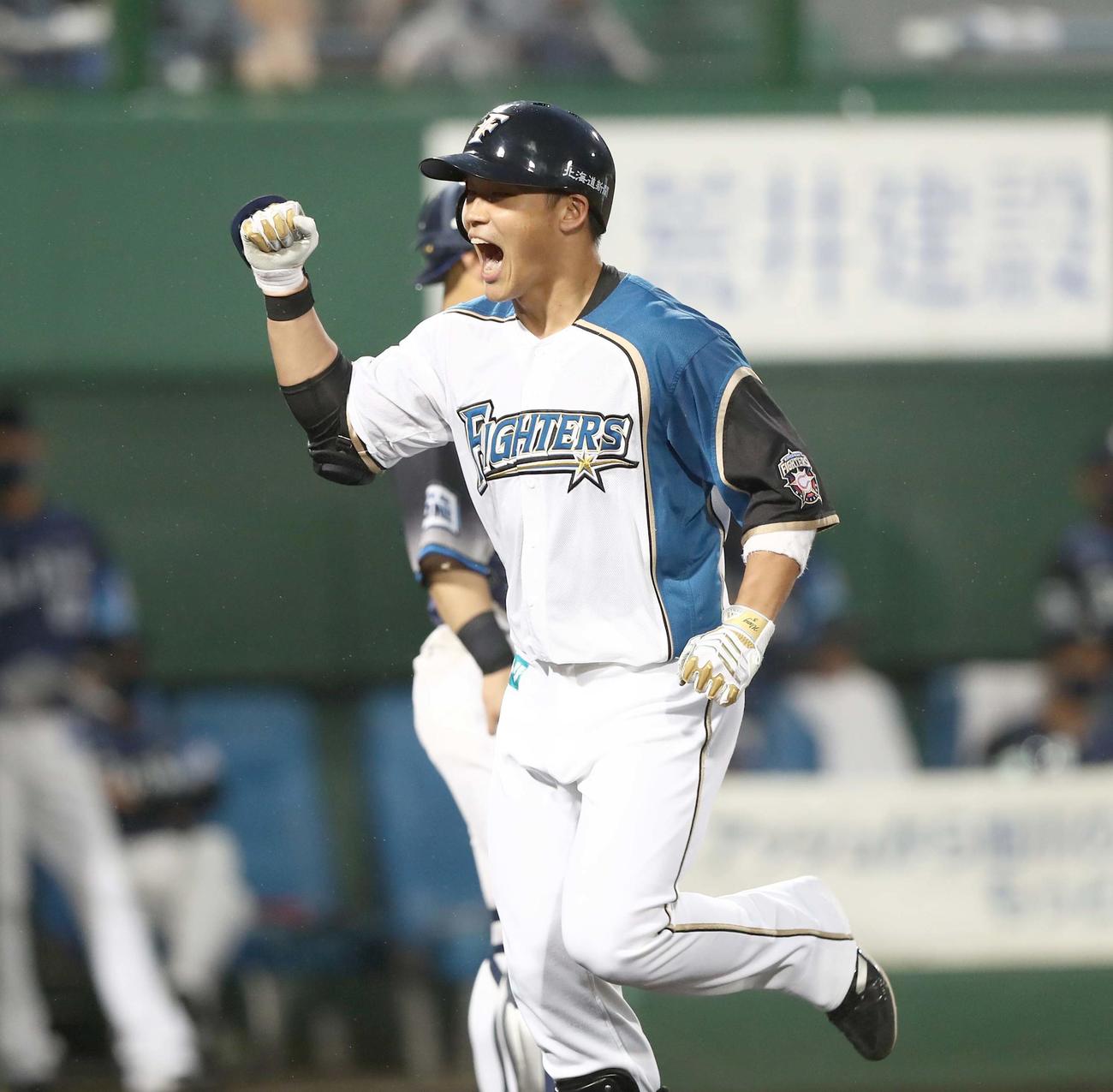 日本ハム対西武　3回裏日本ハム2死二塁、左越え2点本塁打を放ち叫ぶ王柏融（撮影・黒川智章）
