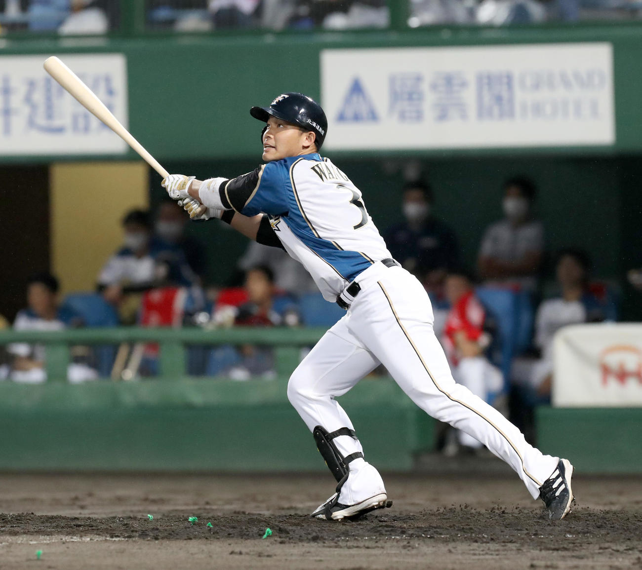 日本ハム対西武　3回裏日本ハム2死二塁、王柏融は勝ち越しとなる左越え2点本塁打を放つ（撮影・佐藤翔太）