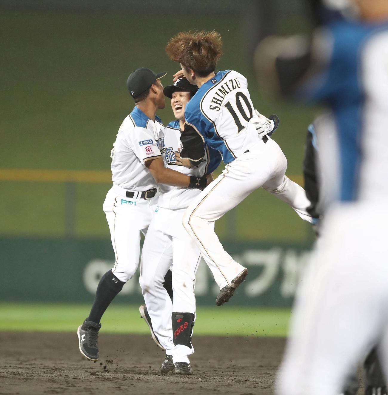 日本ハム対西武　9回裏日本ハム2死一塁、中越えサヨナラ二塁打を放ちナインに祝福される高浜（中央）（撮影・黒川智章）