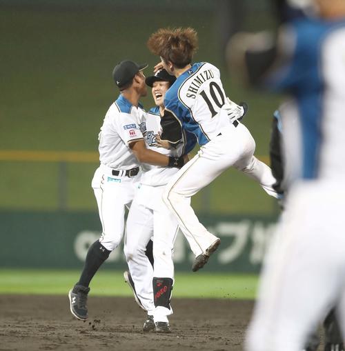 日本ハム対西武　9回裏日本ハム2死一塁、中越えサヨナラ二塁打を放ちナインに祝福される高浜（中央）（撮影・黒川智章）
