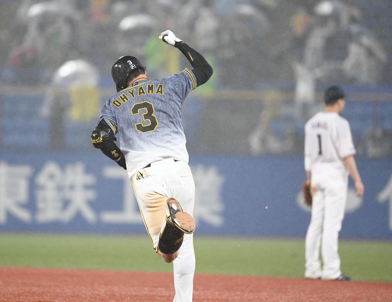 ヤクルト対阪神　8回表阪神2死二、三塁、3点本塁打を放っちガッツポーズを決める大山（撮影・たえ見朱実）