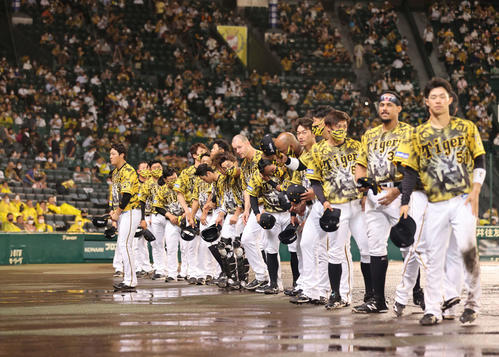 阪神対巨人　降雨コールド勝ちでファンにあいさつする阪神ナイン（撮影・清水貴仁）