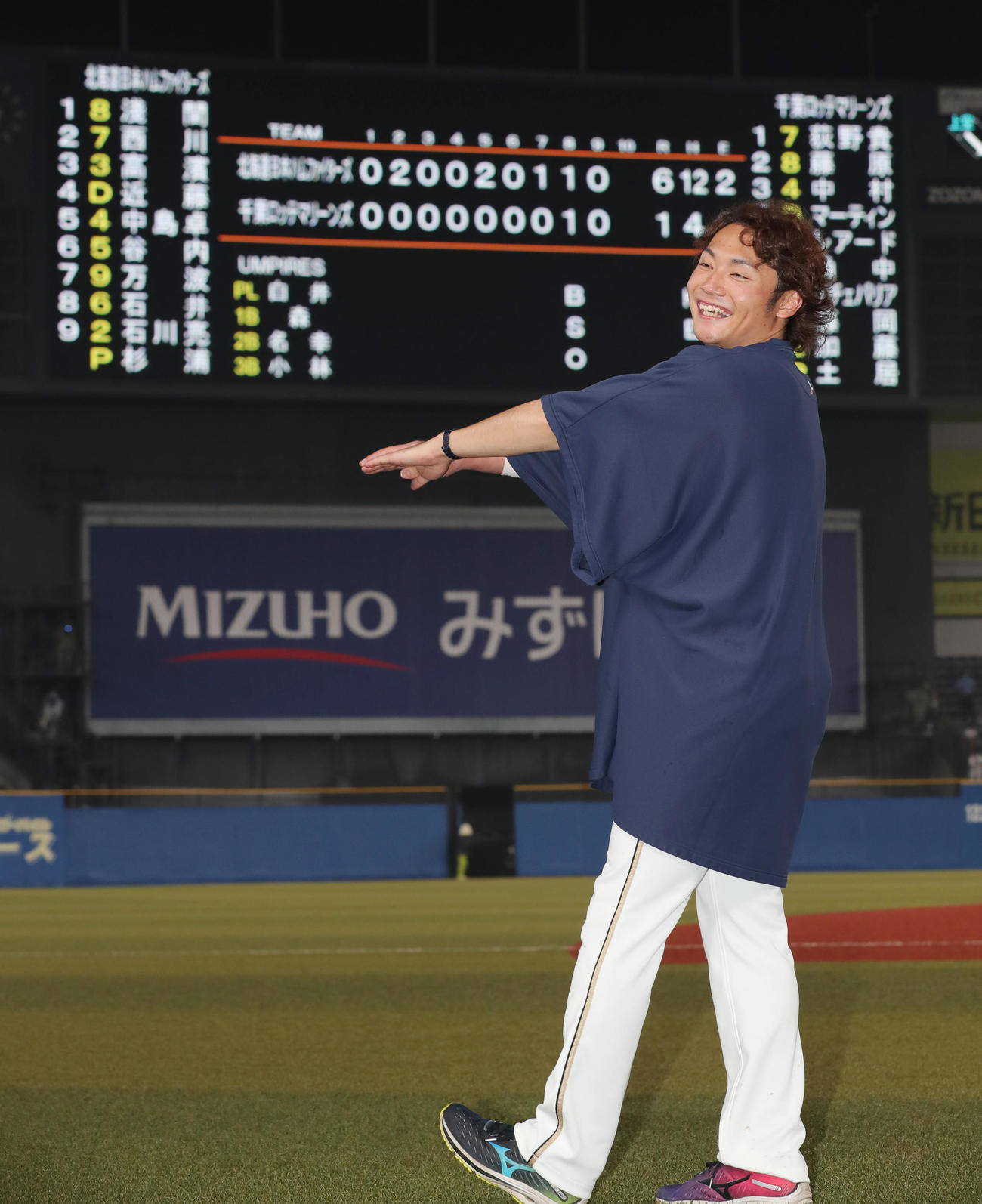 ロッテ対日本ハム　7勝目を挙げた日本ハム伊藤は笑顔で7のポーズを決める（撮影・垰建太）