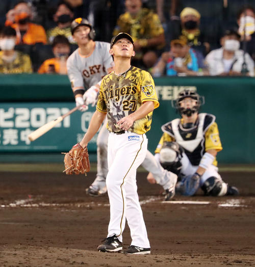 阪神対巨人　4回表巨人2死、伊藤将は坂本勇に左越え本塁打を被弾（撮影・加藤哉）