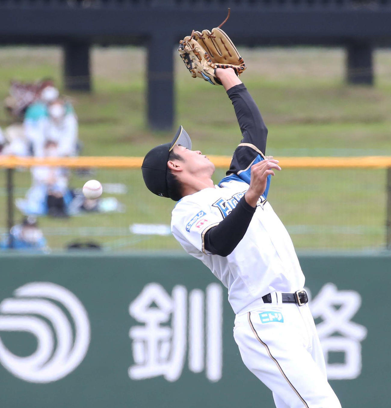 2回表オリックス1死、宗の打球を落球する石井（撮影・黒川智章）