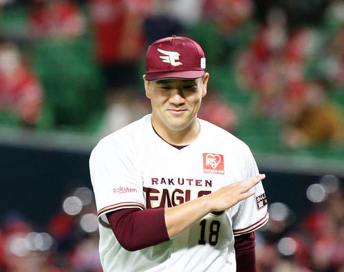 5回裏を投げ終え笑顔を見せる田中将（撮影・屋方直哉）