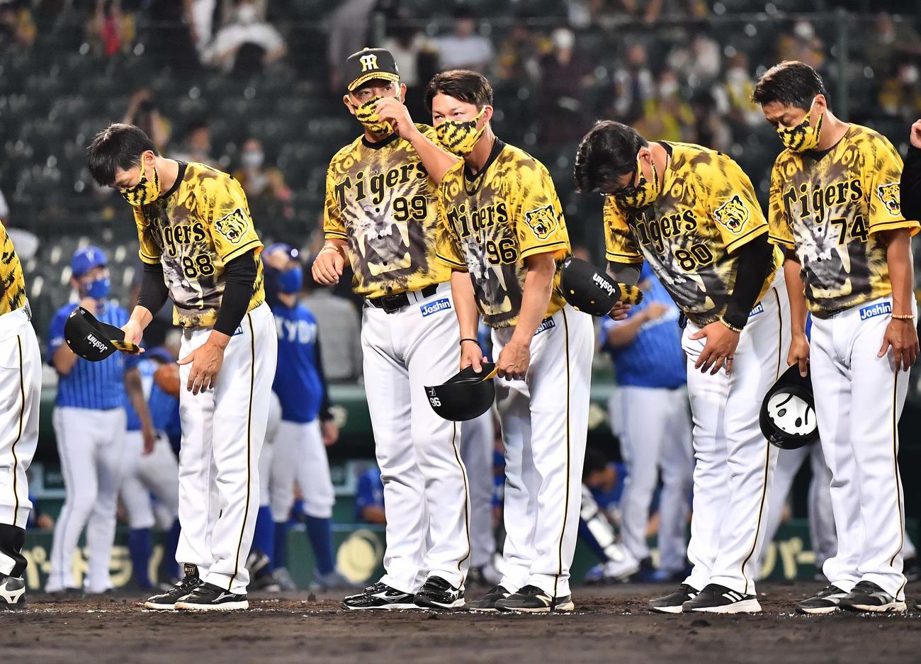 阪神対DeNA DeNAに敗れた矢野監督（左）はファンにあいさつする（撮影・上田博志）