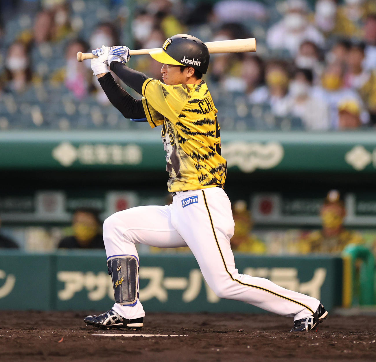 阪神対DeNA 3回裏阪神1死、右越え本塁打を放つ近本（撮影・清水貴仁）