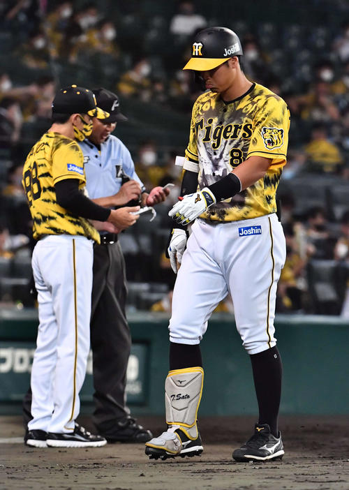 阪神対DeNA 8回裏阪神2死満塁、三振に倒れた佐藤輝と、交代を告げる矢野監督（撮影・上田博志）