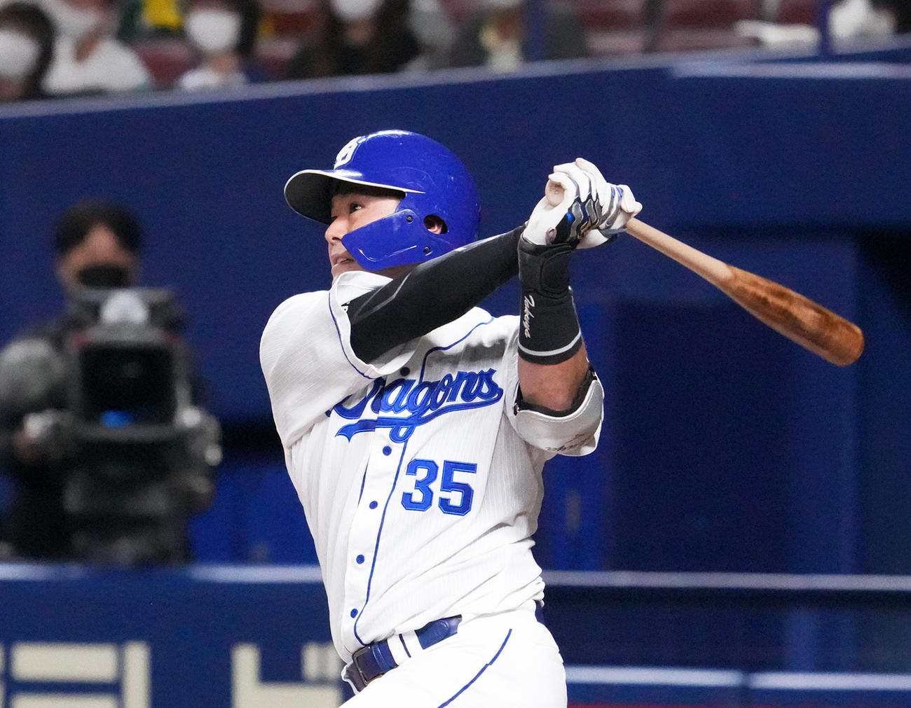 本塁打を放つ中日木下拓哉（2021年5月27日撮影）