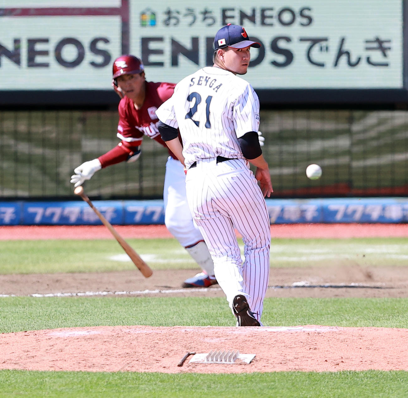 日本代表対楽天　8回表楽天2死一、二塁、小郷の打球を見送り内野安打にする千賀（撮影・浅見桂子）