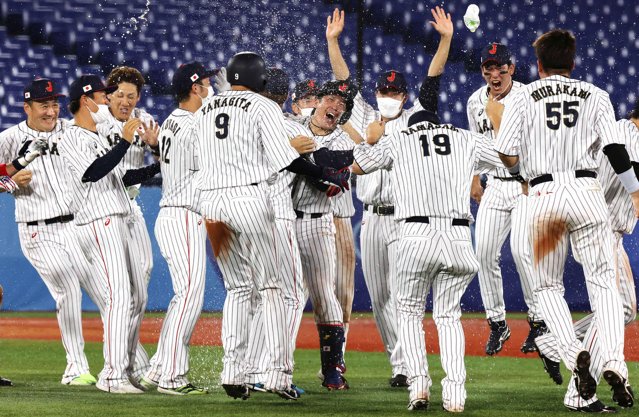 10回裏日本1死二、三塁、右翼フェンス直撃のサヨナラ打を放ち水を掛けられる甲斐（中央）（撮影・河野匠）