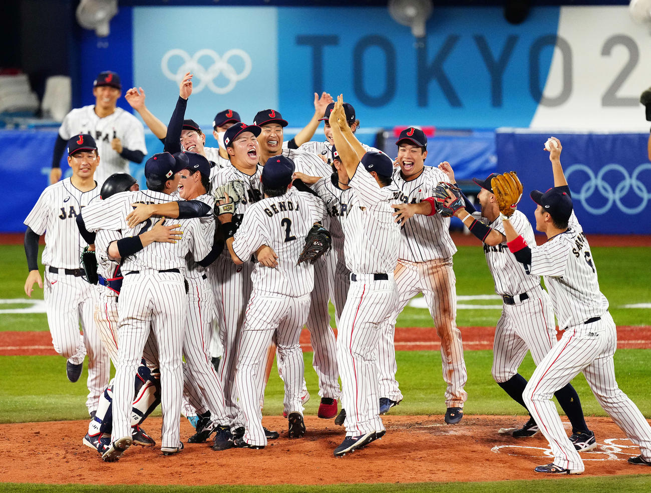 7日の東京五輪野球決勝で優勝を決め歓喜する侍ジャパン