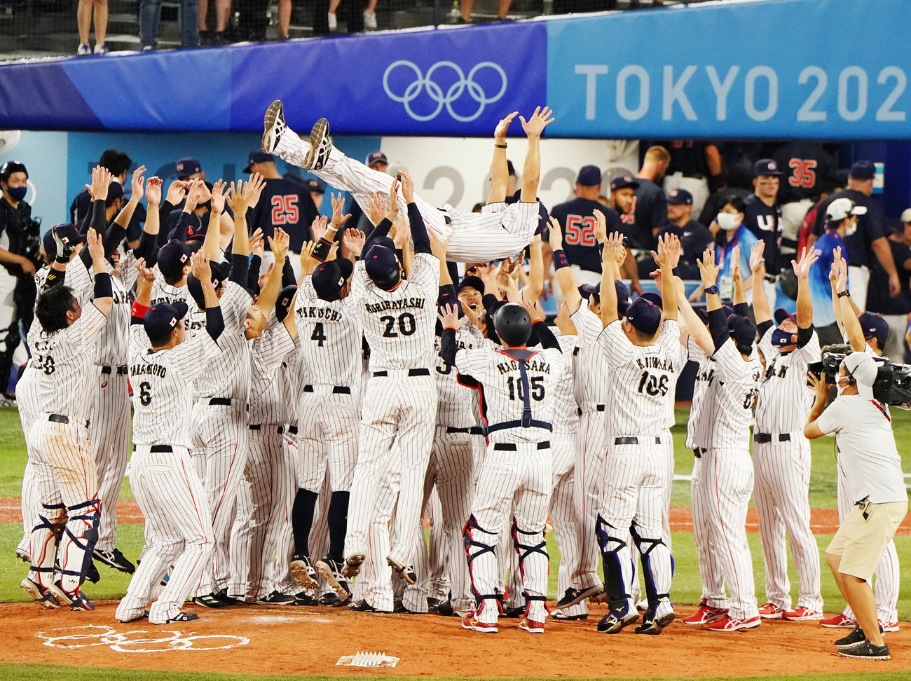 優勝し選手たちに胴上げされる侍ジャパン稲葉監督（2021年8月7日撮影）