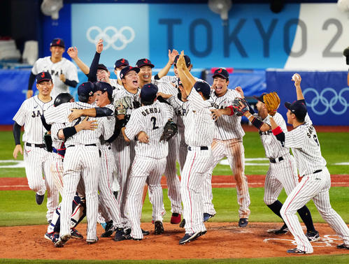 7日の東京五輪野球決勝で優勝を決め歓喜する侍ジャパン