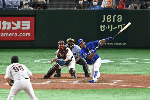 巨人対中日　7回表中日無死一塁、ビシエドは左越え2点本塁打を放つ。投手山口（撮影・山崎安昭）