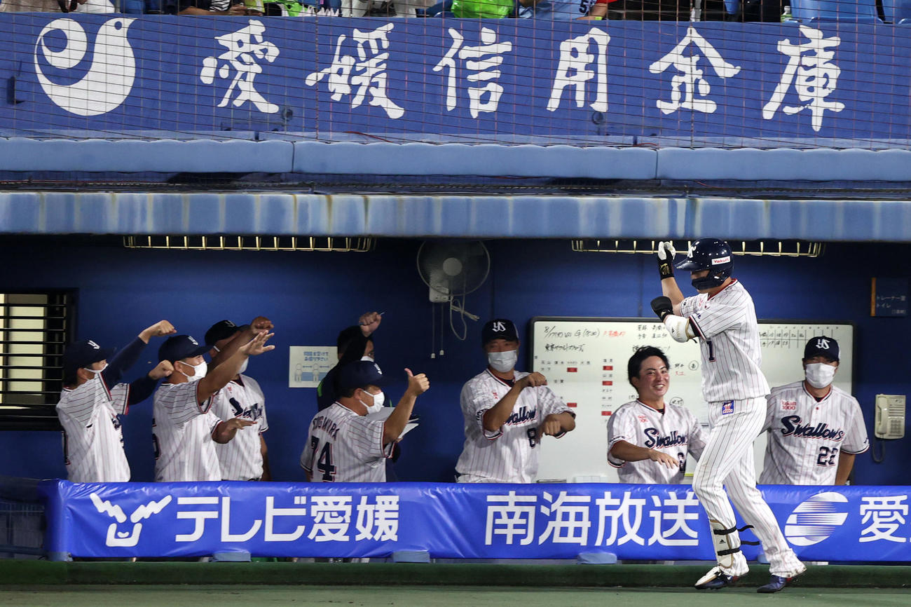 ヤクルト対巨人　6回裏ヤクルト無死、ソロ本塁打を放ち、チームメートに迎えられる山田（手前右）。後方右端は高津監督（撮影・狩俣裕三）