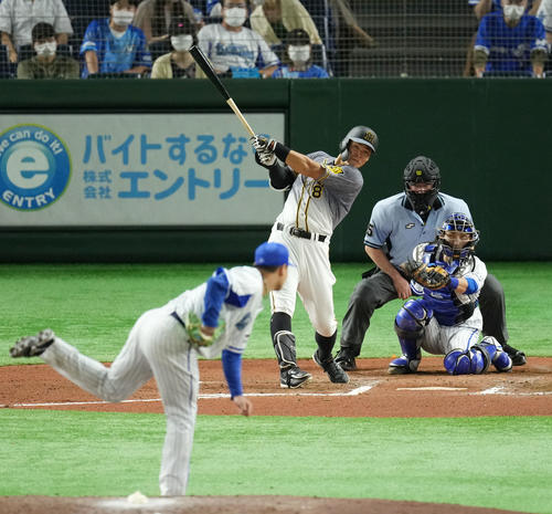 DeNA対阪神　6回表阪神無死、2打席連発となる中越え本塁打を放つ佐藤輝（撮影・横山健太）
