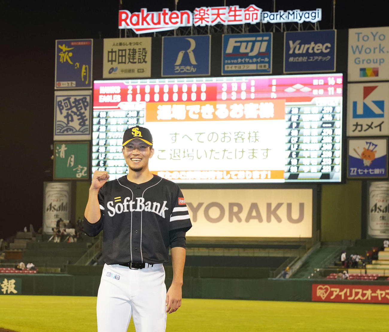 楽天対ソフトバンク　楽天に勝利し、ガッツポーズするソフトバンク千賀（撮影・鈴木みどり）