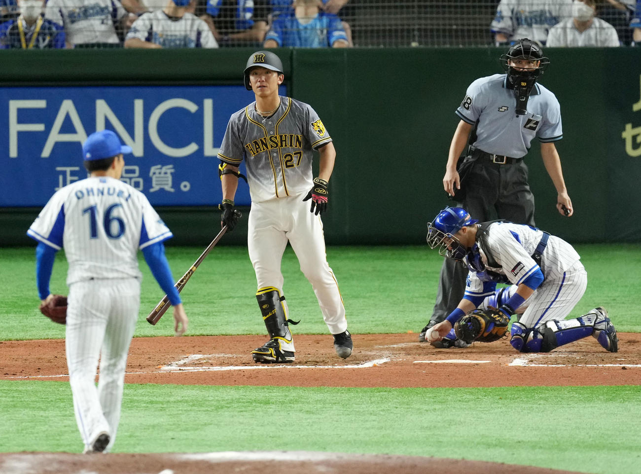 DeNA対阪神　7回表阪神2死一、三塁、四球で出塁する伊藤将（撮影・横山健太）