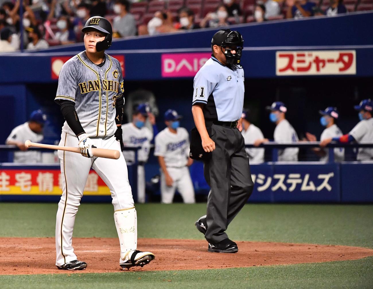 中日対阪神　9回表阪神2死一塁、三振に倒れベンチに引き揚げる大山（撮影・上田博志）