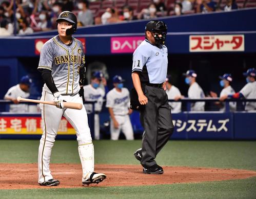 中日対阪神　9回表阪神2死一塁、三振に倒れベンチに引き揚げる大山（撮影・上田博志）