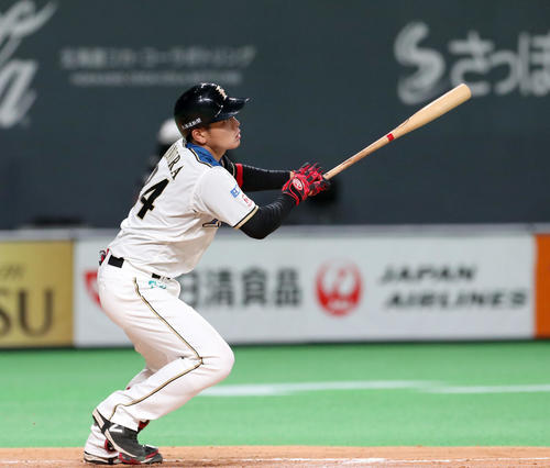 日本ハム対楽天　8回裏日本ハム1死、野村は勝ち越しとなる中越え本塁打を放つ（撮影・佐藤翔太）