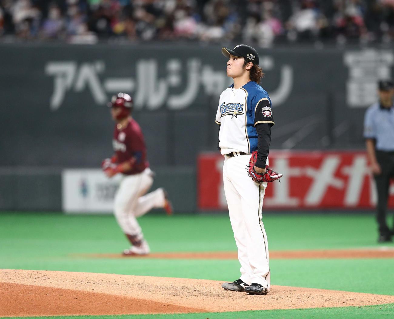 日本ハム対楽天　4回表楽天1死、炭谷に左越え本塁打を浴びる伊藤（撮影・黒川智章）