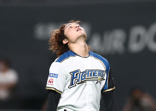 日本ハム対楽天　5回に2失点し天を仰ぎ引き揚げる伊藤（撮影・黒川智章）