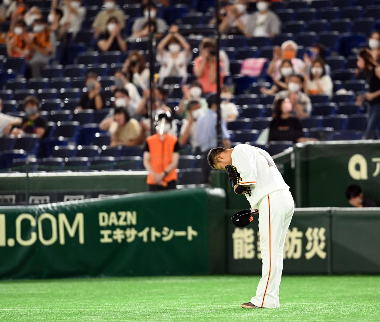 巨人対DeNA 7回に移籍後初の本塁打を放った巨人中田は8回の守備に就く際ファンの拍手にあいさつ（撮影・たえ見朱実）