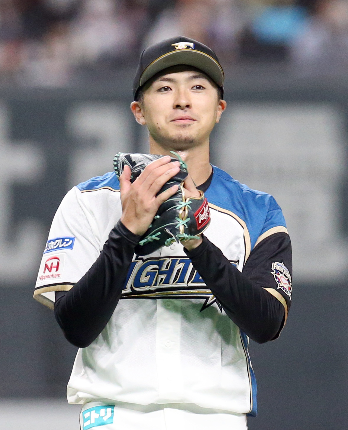 日本ハム対楽天　3回表を無失点に抑えグラブをたたく日本ハム上沢（撮影・佐藤翔太）