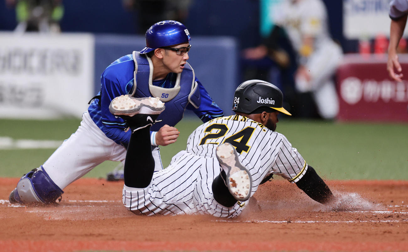 阪神対DeNA 2回裏阪神2死一塁、木浪の左中間をやぶる先制適時二塁打で一塁から一気に生還する走者ロハス・ジュニア（撮影・清水貴仁）