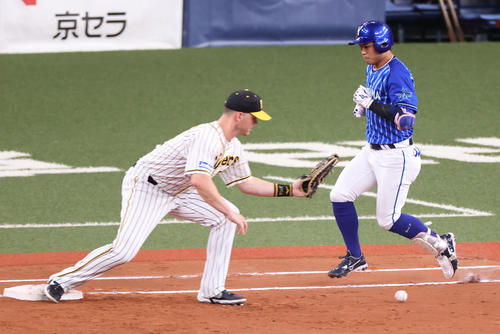 阪神対DeNA 5回表DeNA2死一塁、三塁手大山が悪送球で桑原が出塁する、一塁手サンズ（撮影・清水貴仁）
