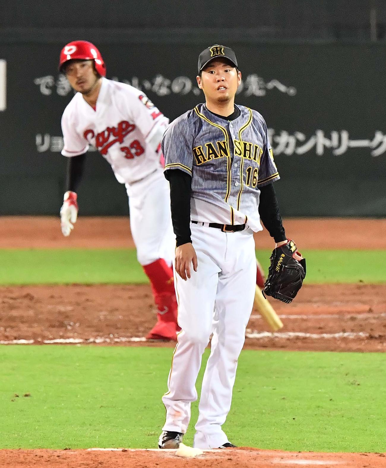 広島対阪神　4回裏広島1死二塁、菊池に中越えに勝ち越し適時二塁打を浴びる西勇（撮影・上田博志）