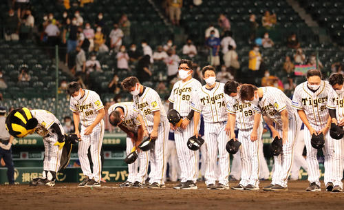 中日に敗れ、ファンにあいさつする矢野監督（左）ら阪神の選手たち（撮影・清水貴仁）