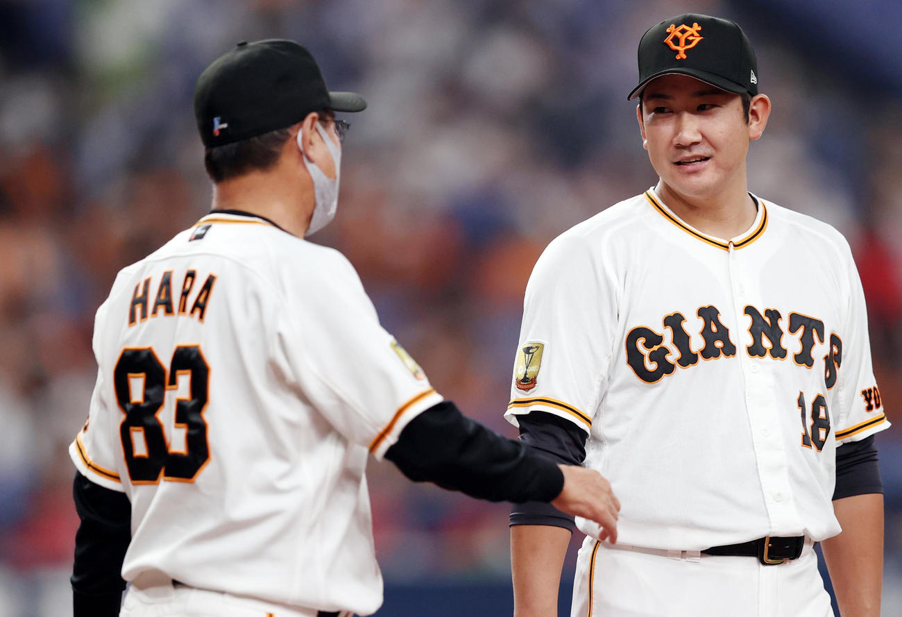 巨人対ヤクルト　試合後、原監督（左）から声をかけられる菅野（撮影・狩俣裕三）