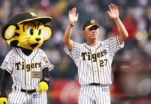 阪神対中日　試合後、ファンにあいさつする阪神伊藤将（撮影・清水貴仁）