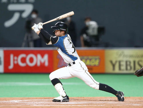 日本ハム対オリックス　8回裏日本ハム2死一、二塁、右前適時打を放つ石井（撮影・黒川智章）