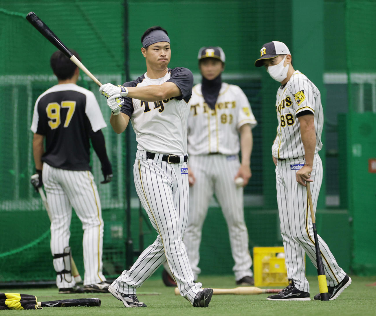 矢野監督（右）から打撃指導を受け、スイングを確認する佐藤輝（撮影・清水貴仁）